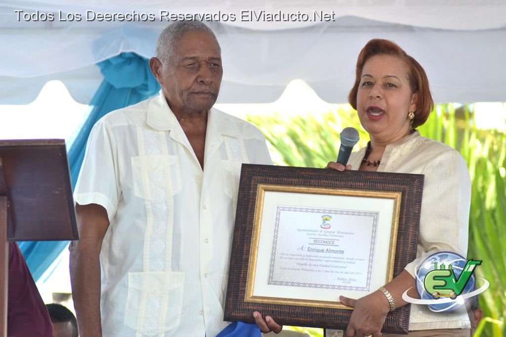Entrega de reconocimiento a Enriquez Almonte en los 106 años de Gaspar Hernández